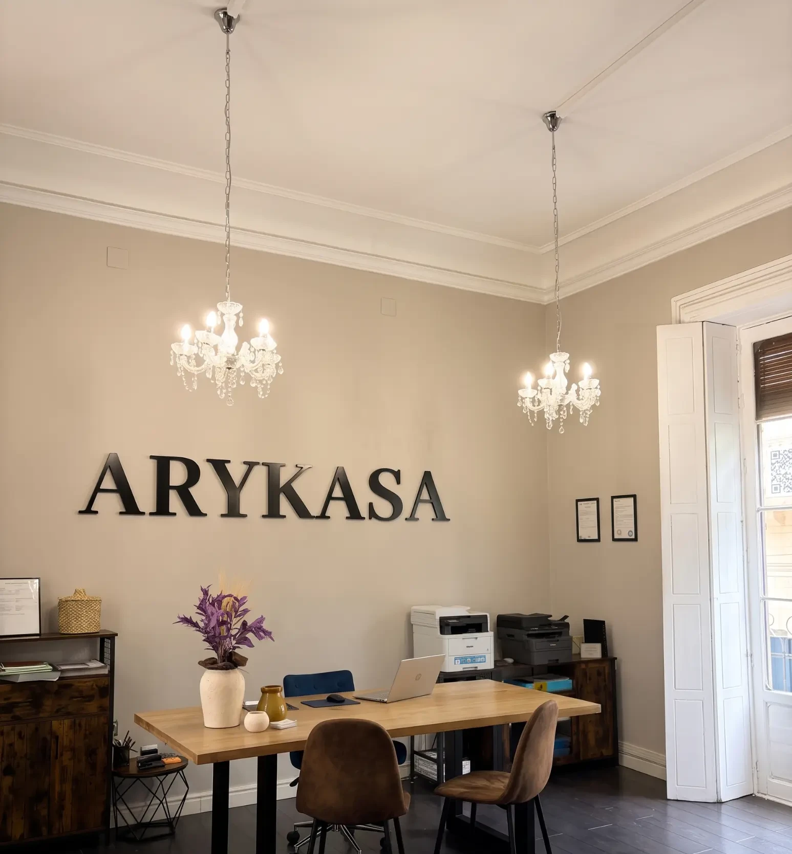 Interior de la oficina de Arykasa con el rótulo en la pared